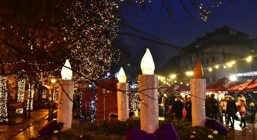 Lobog az öröm gyertyája Szolnokon, megtelt a főtér – videóval, galériával