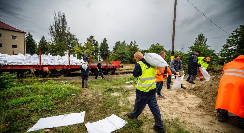 Jutalmazta a MÁV az árvízi védekezésben résztvevő dolgozóit