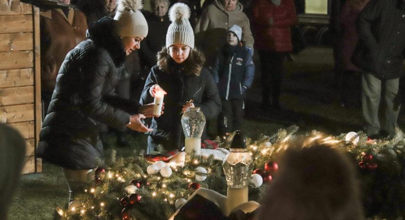 Az öröm gyertyáját gyújtották meg a város adventi koszorúján