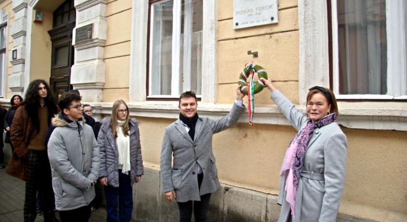 Farkas Ferenc portréképét kapta ajándékba az iskola