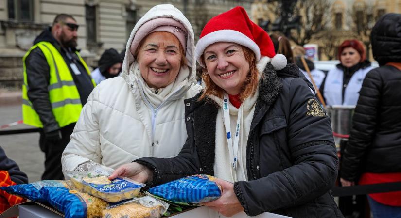 250 adag meleg ételt osztottak szét a rászorulóknak a győri városháza előtt - fotók