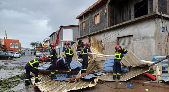 Legalább tizenegyen meghaltak, amikor lecsapott egy ciklon a francia szigeten