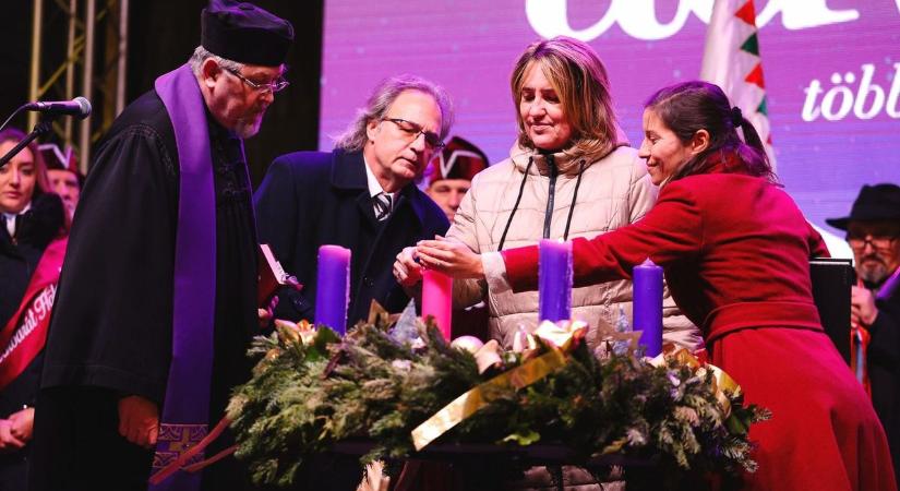 Fellobbant a harmadik láng a Dobó téri koszorún