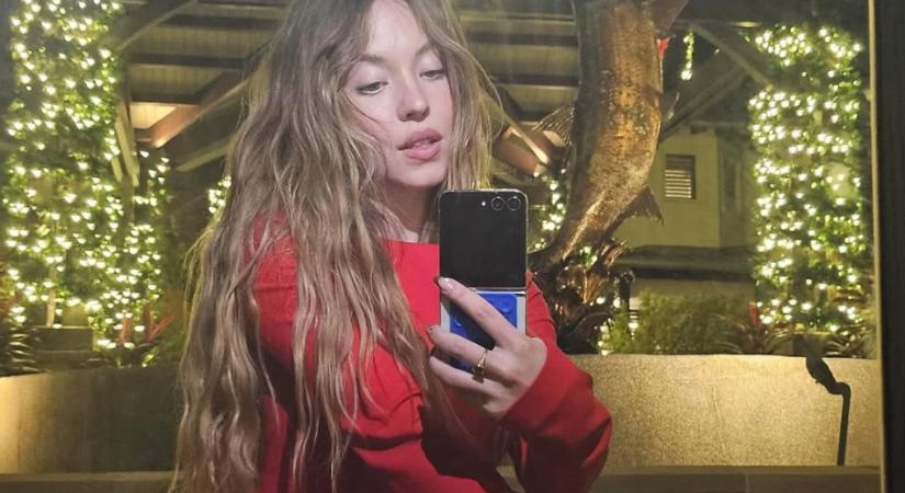 Sydney Sweeney sötét velúr szőke haját akarja most mindenki