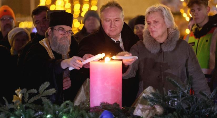 Meggyújtották a harmadik adventi gyertyát