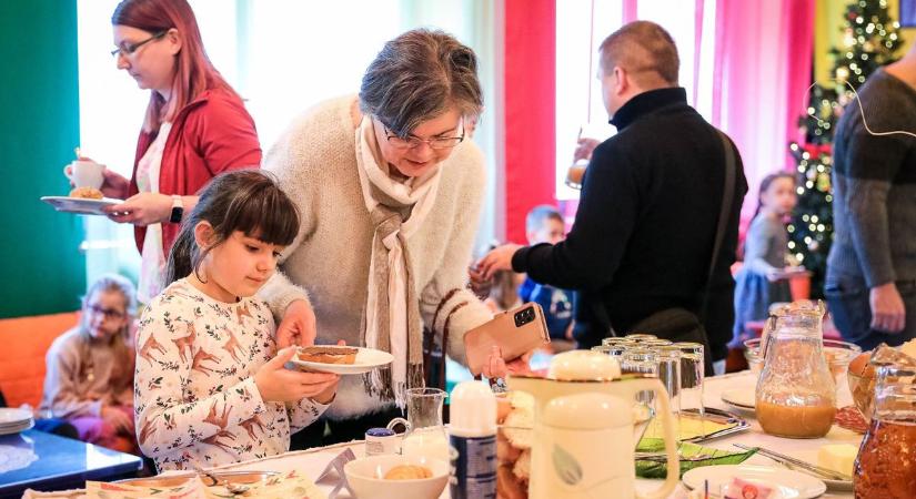 Több mint 600 gyermeknek ajándékozták a mese örömét a győri Vaskakas Bábszínházban - fotók