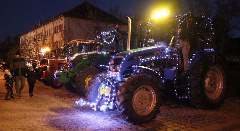 Fényfüzérrel díszített traktorok parádéja – galériával