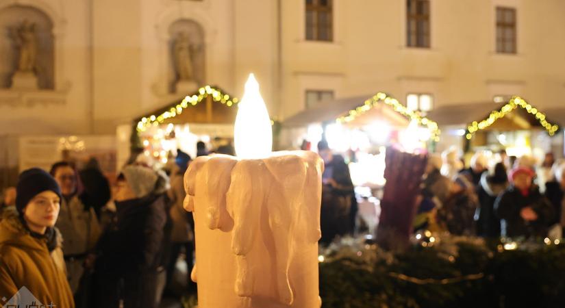 Felgyúlt az öröm gyertyája a Széchenyi téren