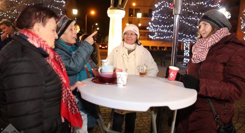 Mise után “batyus” adventi díszítést tartottak a Mátyás téren