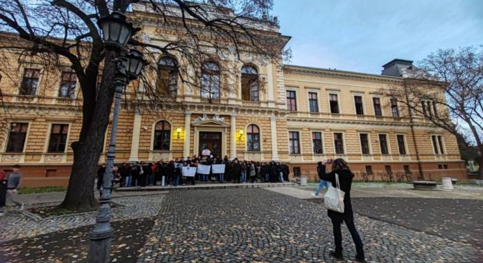 Blokád a Jovan Jovanović Zmaj Gimnáziumban, az igazgató térdre borulva imádkozik az udvaron