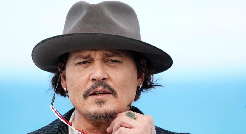 Ő a 61 éves Johnny Depp 26 éves, elképesztő szépségű lánya, és nem hiszed el, kivel jött össze már megint