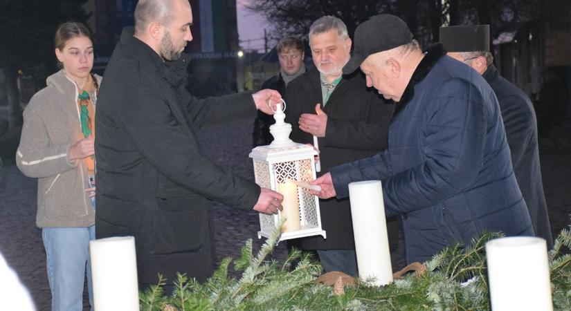 Beregszászban is fellobban az öröm gyertyájának lángja - Közös kántálás és a betlehemi békeláng átadása