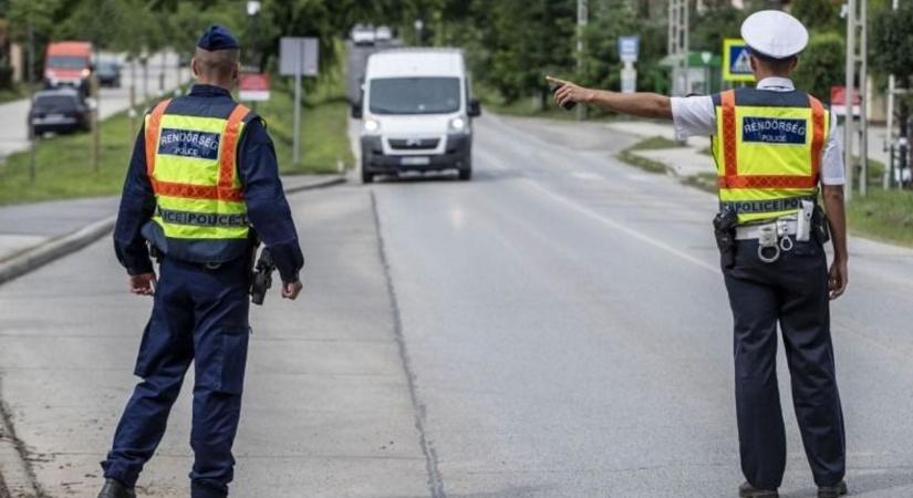 Fokozott rendőri ellenőrzések Dunaújvárosban: Ma a Papírgyári úton razziáztak