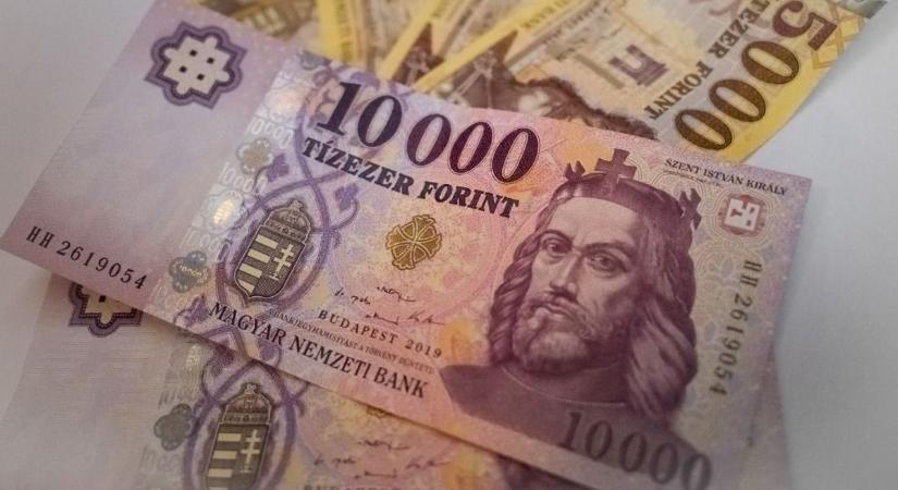 A forint ereje elszállt, a dollártól is kapott egy pofont