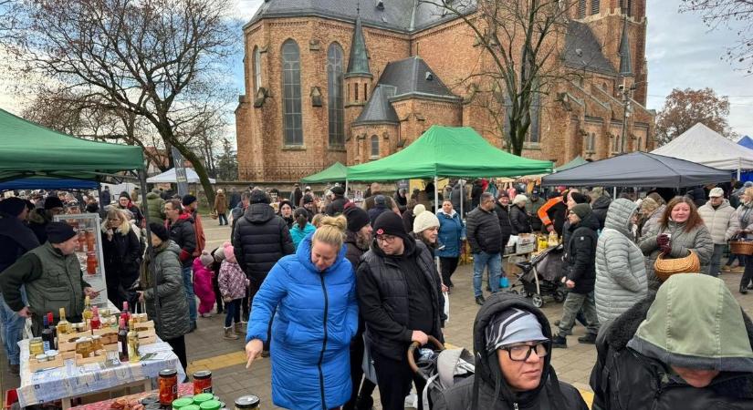 Termelői piac: tömegeket vonzott Bátaszéken