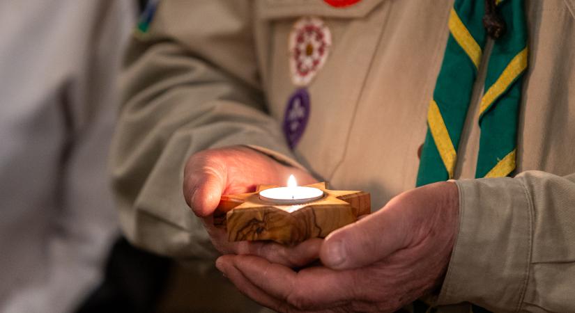 Megérkezett az Országházba a betlehemi Születés Templomában meggyújtott Békeláng