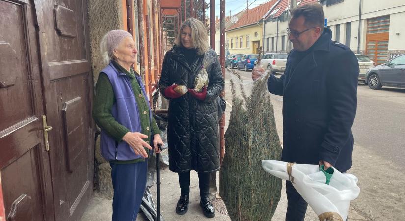 Időseknek, nagycsaládosoknak készült meglepetéssel az egri KDNP