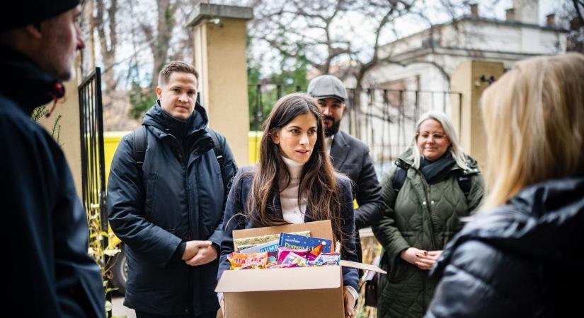 Gyermekotthonoknak adományozott könyveket Szentkirályi Alexandra