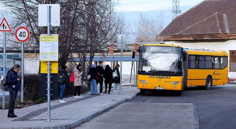 Ennek örülni fognak a halasiak! Visszaállt a régi forgalmi rend a vasútállomásnál