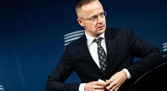 Szijjártó vétózott Brüsszelben, azt mondta: “az őrültségnek vannak határai”