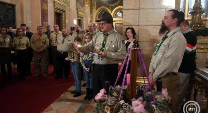 A Születés Templomában meggyújtott Békeláng