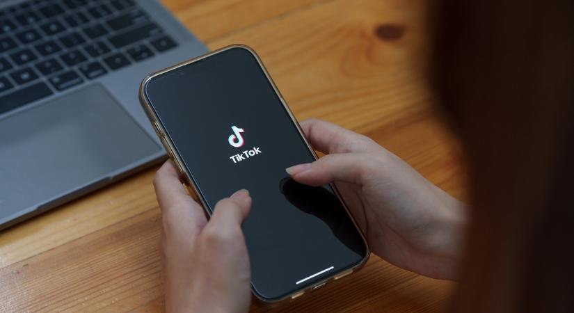 Újabb lépés a TikTok betiltása felé: a telefongyártókhoz fordultak a törvényhozók