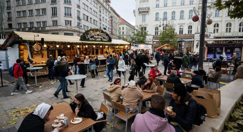 Megkóstoltuk a Vörösmarty téri vásár olcsó lecsókolbászos menüjét – Videó