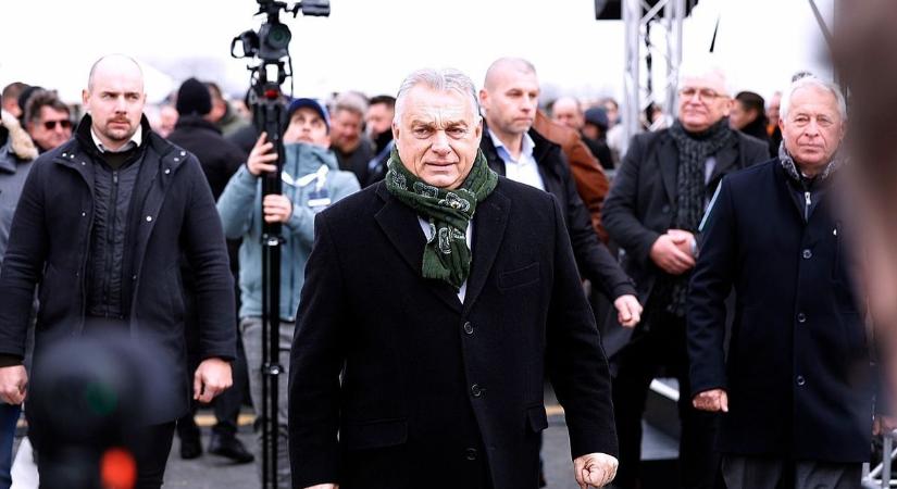 Orbán Viktor Soltvadkerten járt, meglepték az Áldozatsegítő Központ gondozottjait