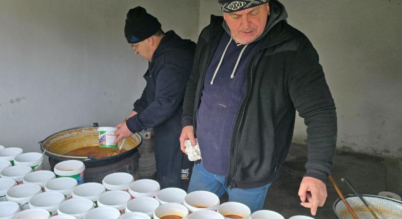 Élelmiszerekkel ajándékozták meg a rászorulókat a szabadszállási katolikusok