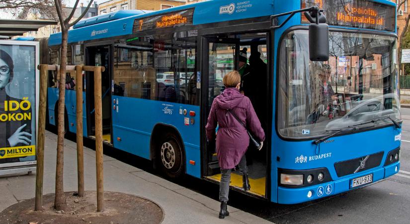 Máshogy kell ezentúl felszállni a buszokra Budapesten