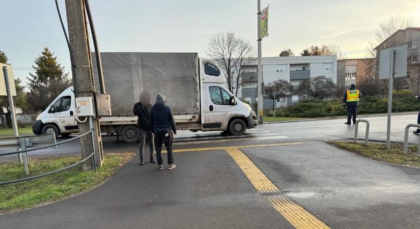 Baleset Berettyóújfaluban: teherautó sodort el egy fiatal lányt – fotóval!