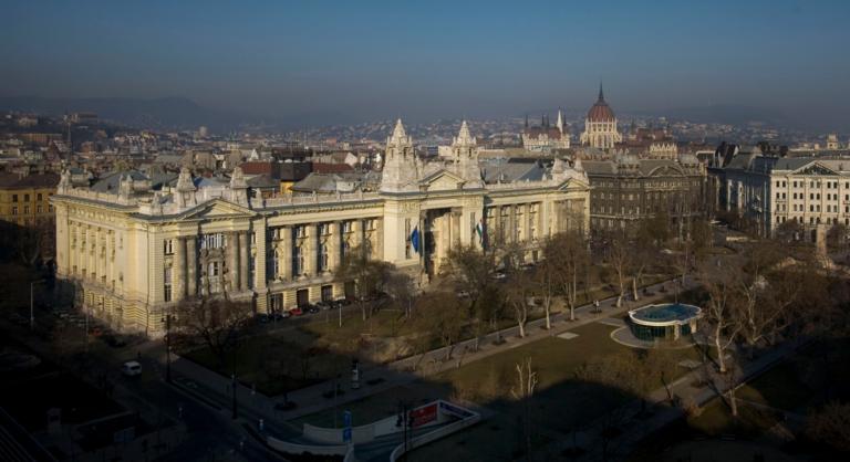 Elkelt a Tőzsdepalota, mutatjuk, ki áll a háttérben