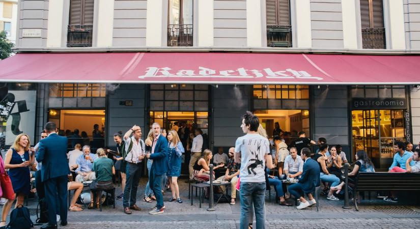 Milánóban 10 méter távolságot kell tartani a dohányzónak a többiektől