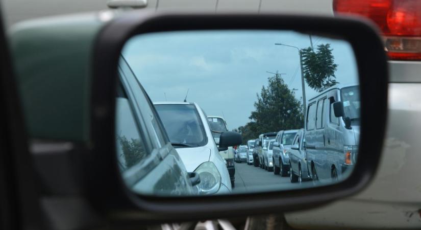 Négyes karambol az M7-esen, hatalmas a torlódás