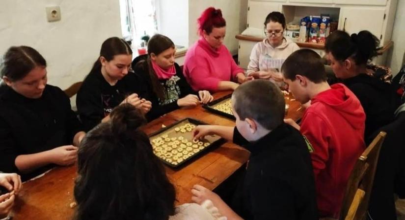 Apró ujjak pödörték a hagyományos öcsödi perecet