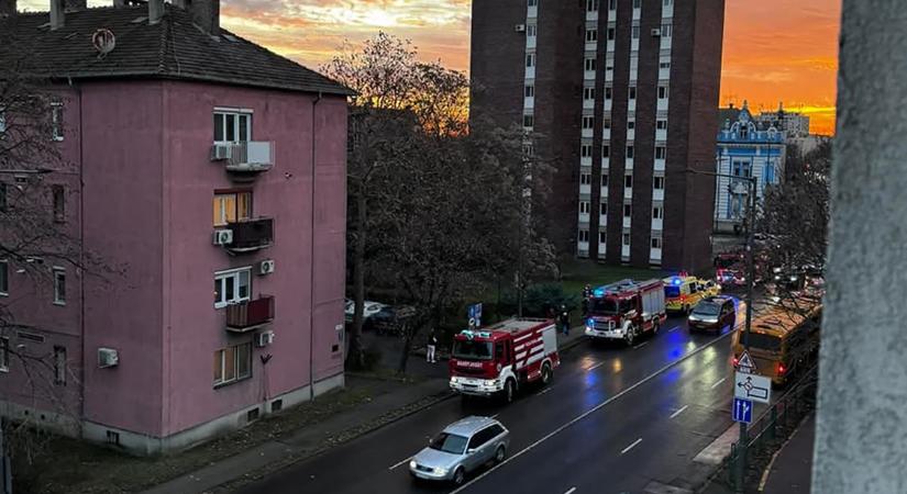 Téves bejelentés miatt vonultak a tűzoltók egy békéscsabai panelházhoz