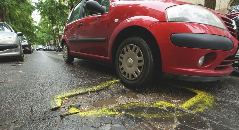 Téli dagály a somogyi kátyútengeren, egymást érik a burkolathibák