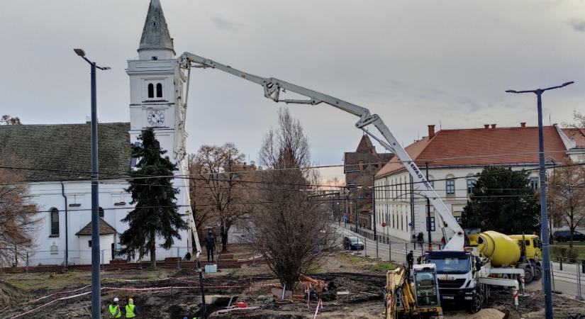 Újra akcióban a betonpumpa a Kossuth téren