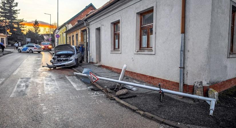 Oszlopot döntött ki egy autó Kőszegen - fotók