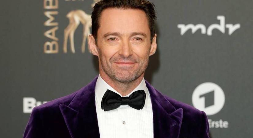 Az 56 éves Hugh Jackman félmeztelen fotóira nincsenek szavak: az izmos sztárt a strandon kapták le