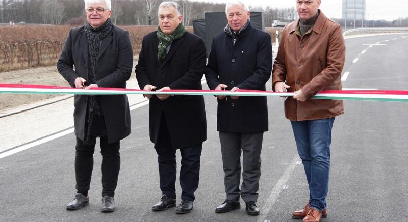 Átadták a forgalomnak a Soltvadkertet elkerülő út teljes szakaszát – Orbán Viktor, Lázár János, Font Sándor, Temerini Ferenc vágta át az avatószalagot