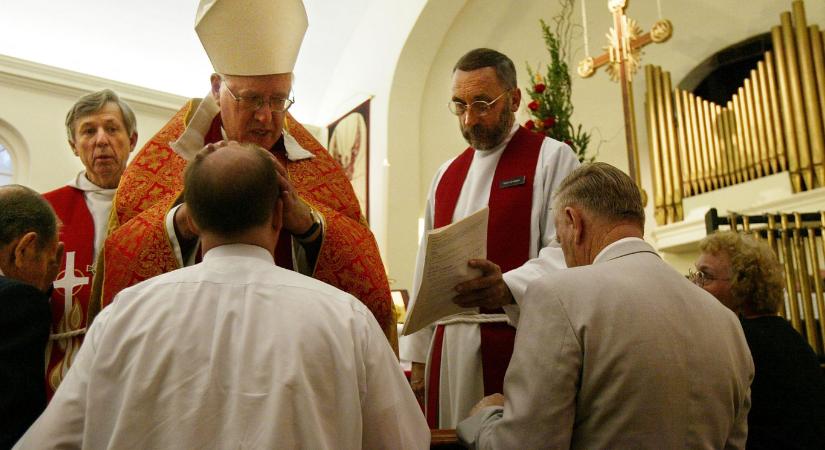 Gyermekmolesztálási ügyek rossz kezelésével kapcsolatos vádak után otthagyja az egyházat a korábbi canterbury érsek