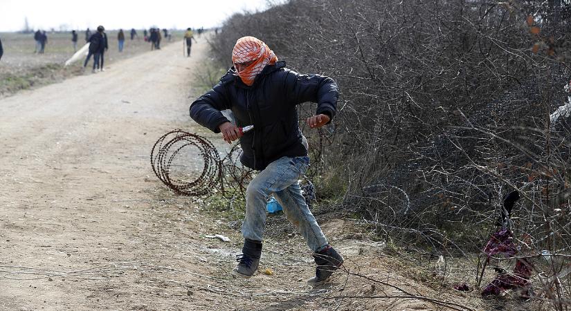 Ezrek indultak vissza Szíriába, de ezrek is jönnek el, hatalmas a határon a mozgás