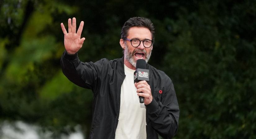 Az 56 éves Hugh Jackman semmit sem szégyell: olyat mutatott a strandon, hogy beleremeg a világ