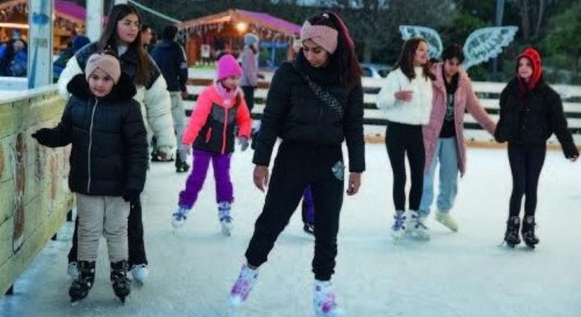 Így tart nyitva a Városház téri műjégpálya