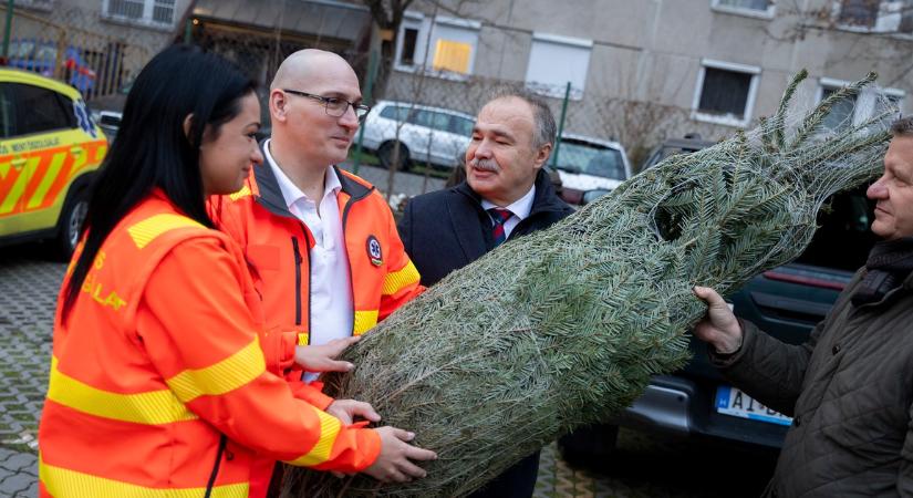 Az Országos Mentőszolgálat egész éves áldozatos munkájáért 256 fenyőfát ajánlott fel Nagy István agrárminiszter - videó