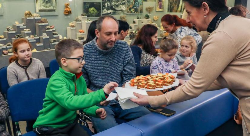 Egyszülős családokat ajándékoztak meg - képek, videó