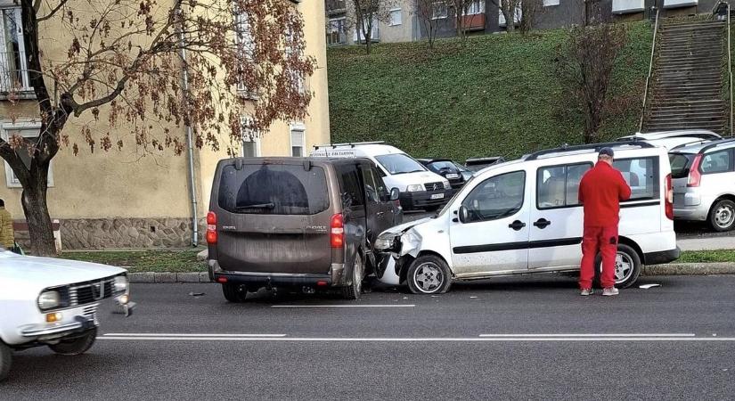 Csúnya baleset történt Komlón, két sávot is lezártak!