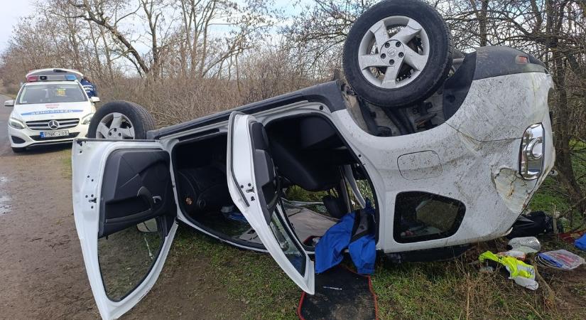 Tetejére borult és árokba sodródott autókat is mentettek a tűzoltók