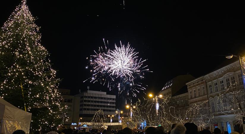 Ha már most a szilvesztert tervezed, akkor mutatjuk a szombathelyi Fő téri programokat